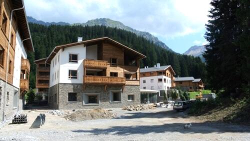 Alpine Lodge Lenzerheide Kunststeinfassade Bauphase