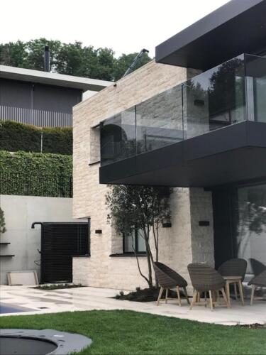 Moderne Villa mit Naturstein